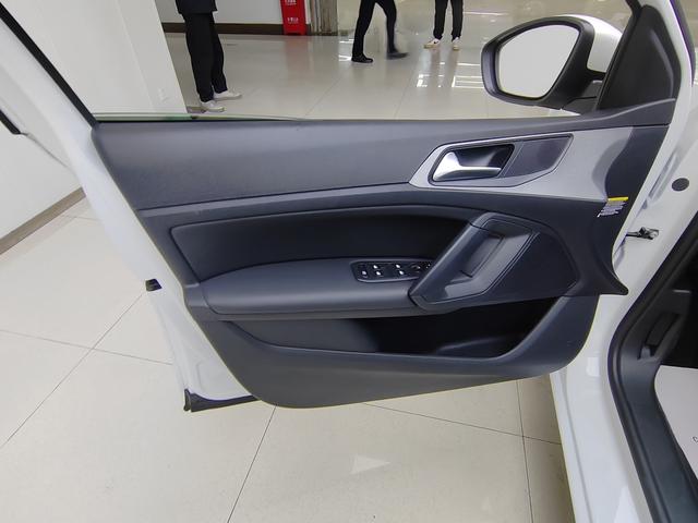 Peugeot 408 2025 1.6T Édition Chasing Light